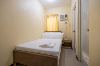 RedDoorz at Travellers Inn Tanguile Las Pinas