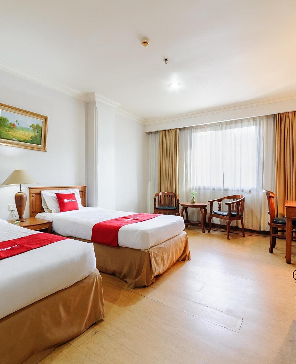 RedDoorz Deluxe Twin Room