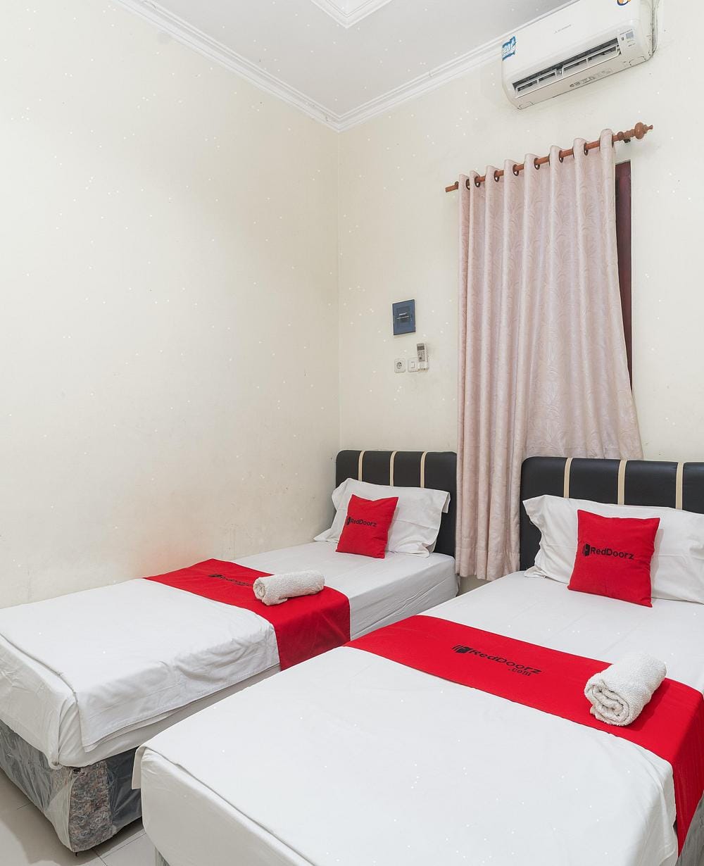 RedDoorz Twin Room