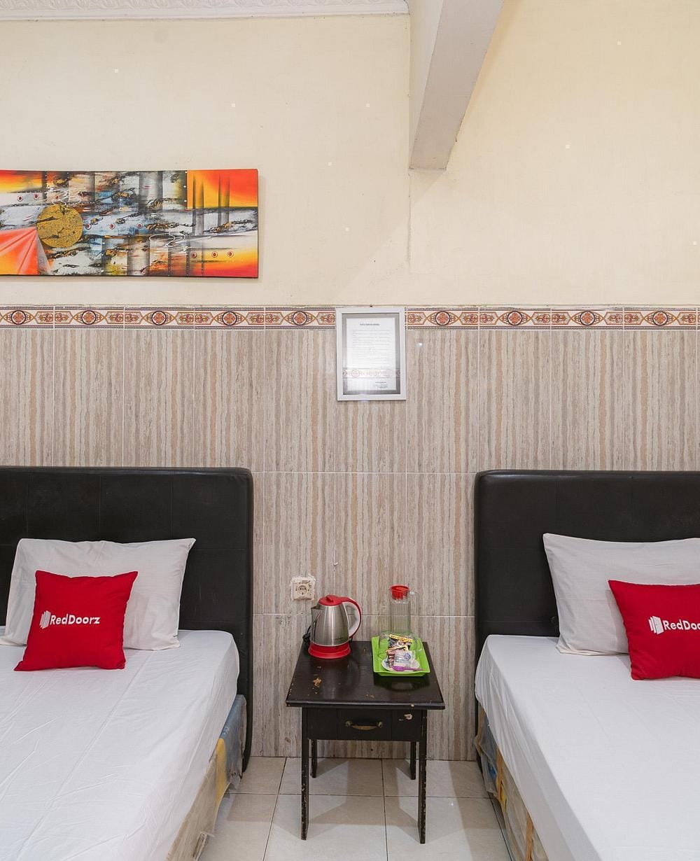 RedDoorz Twin Room
