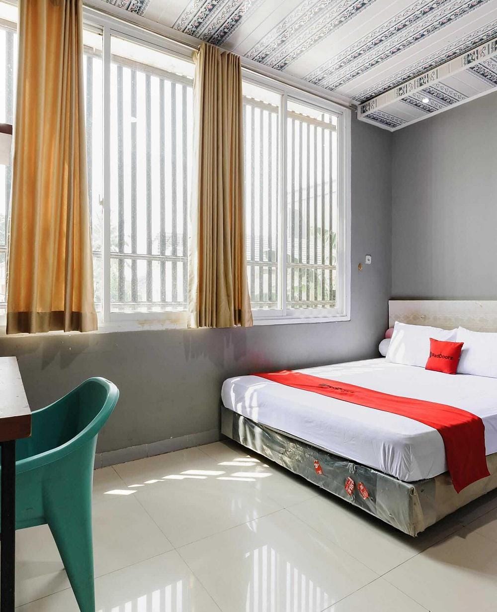 RedDoorz Deluxe Room