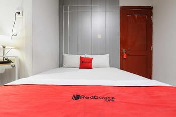 RedDoorz near Palembang Square Mall 2