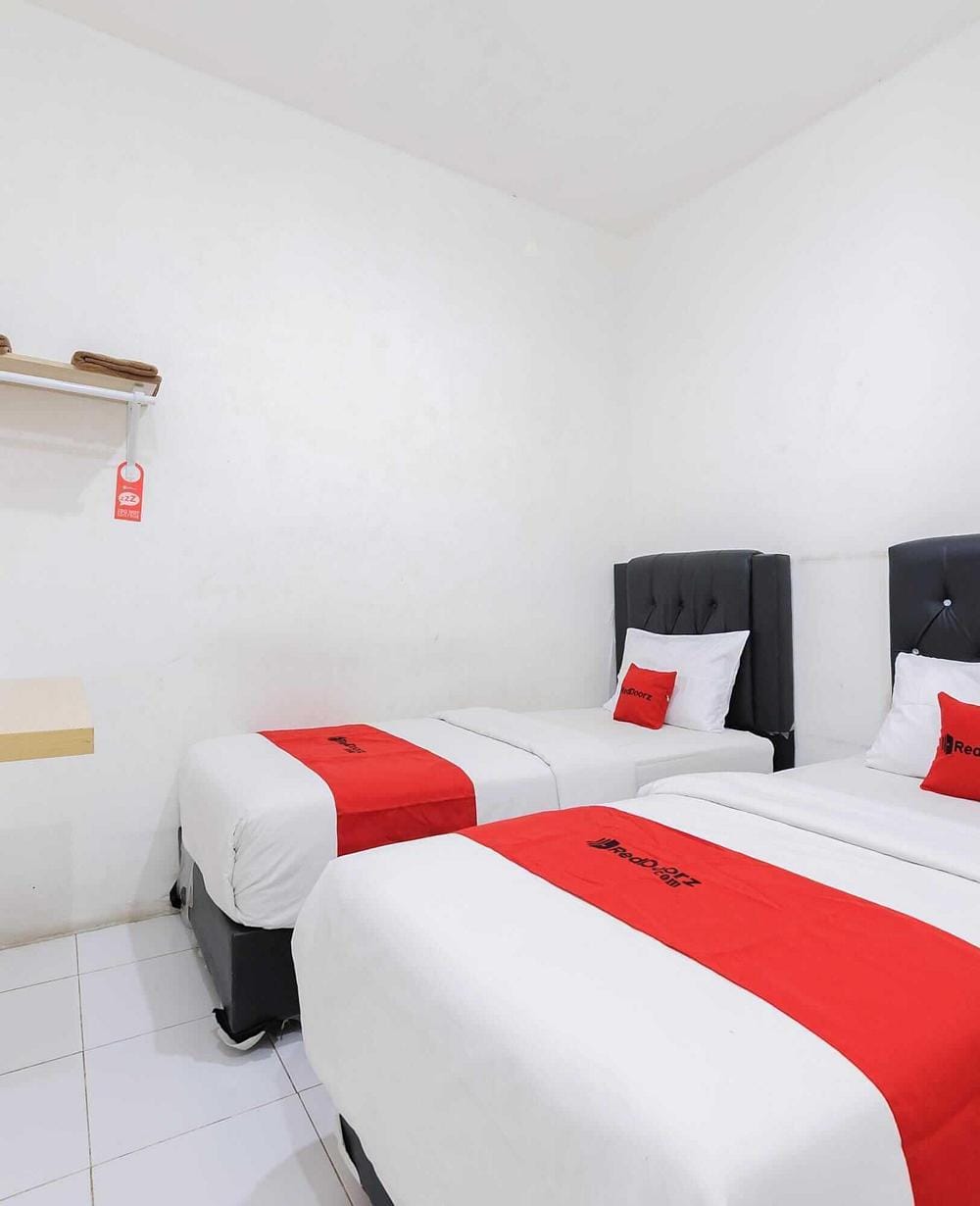 RedDoorz Twin Room