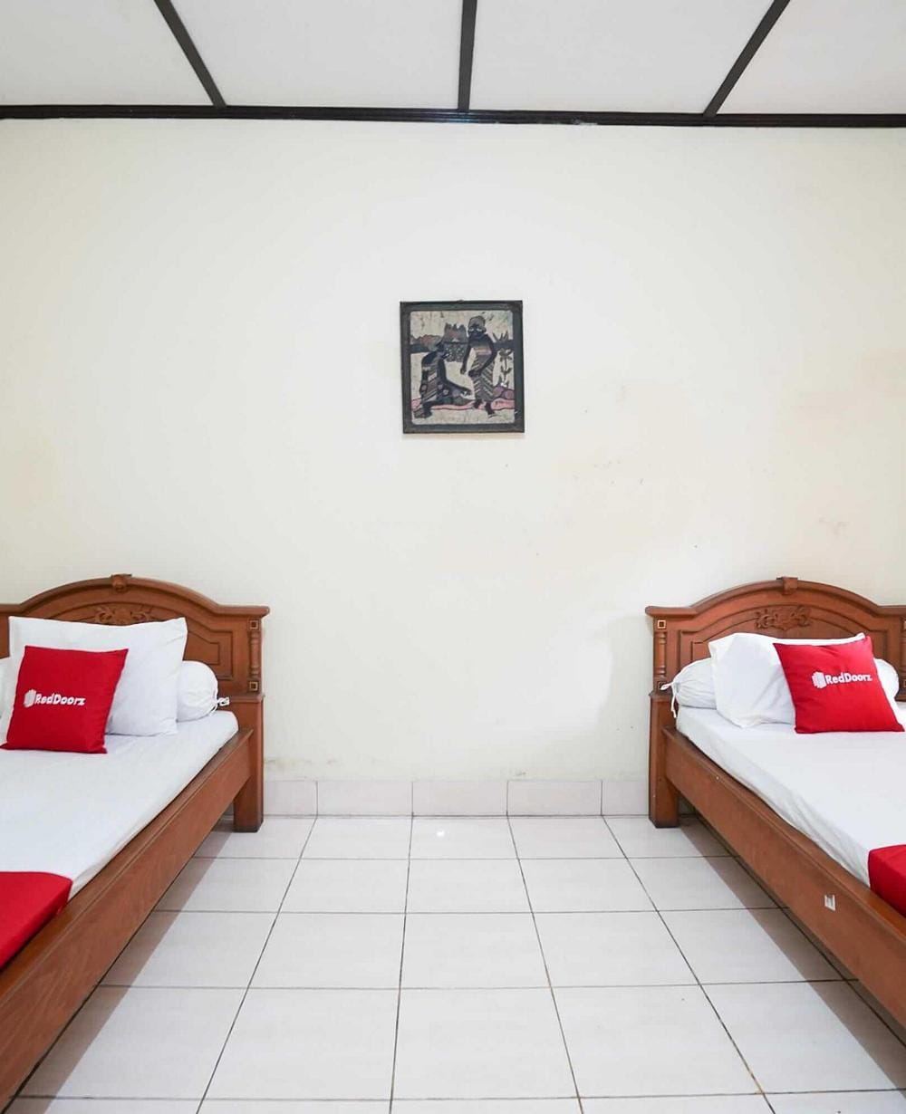 RedDoorz Twin Room