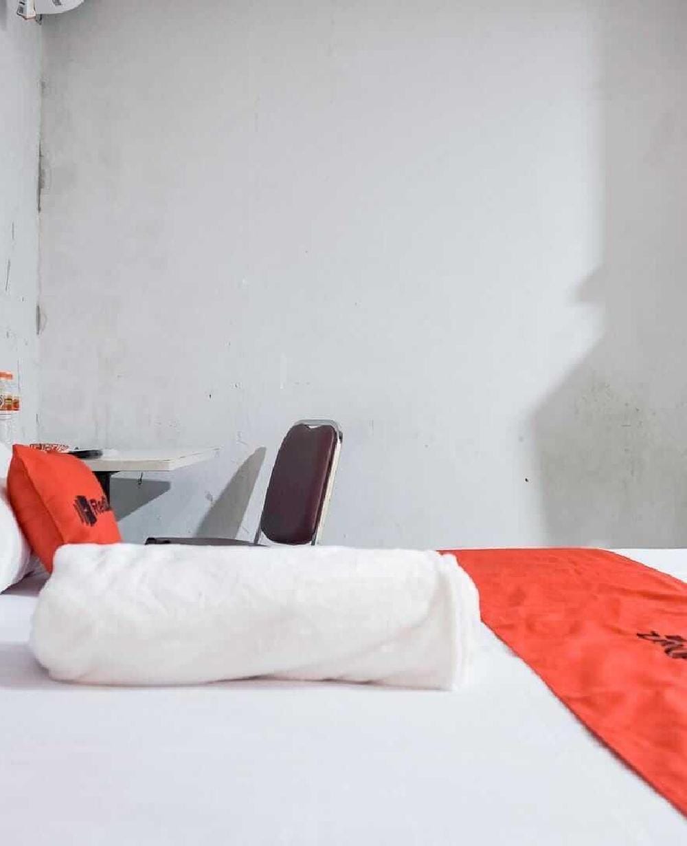 RedDoorz Deluxe Twin Room
