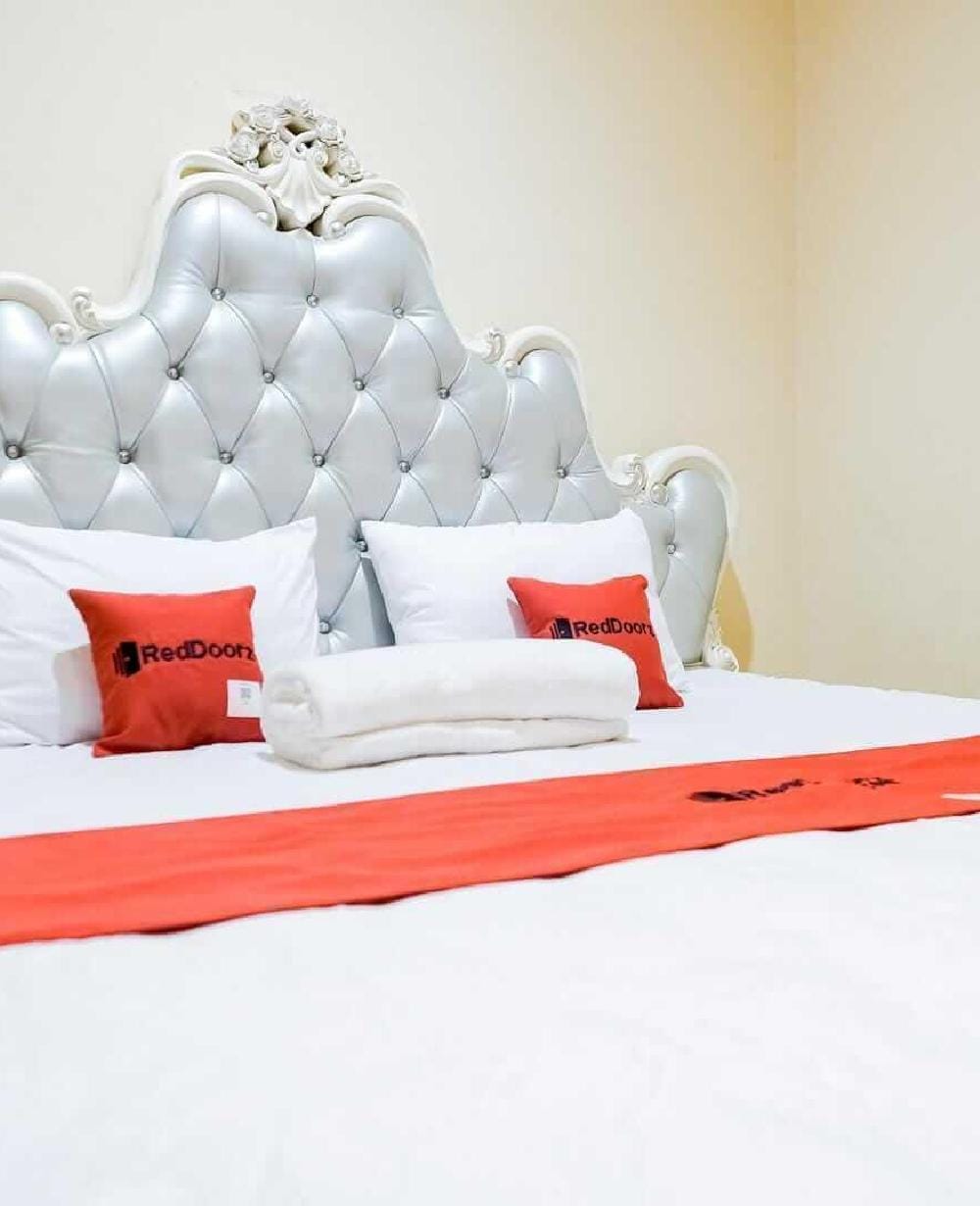 RedDoorz Deluxe Double Room