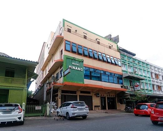 RedDoorz Plus near WTC Batanghari Mall
