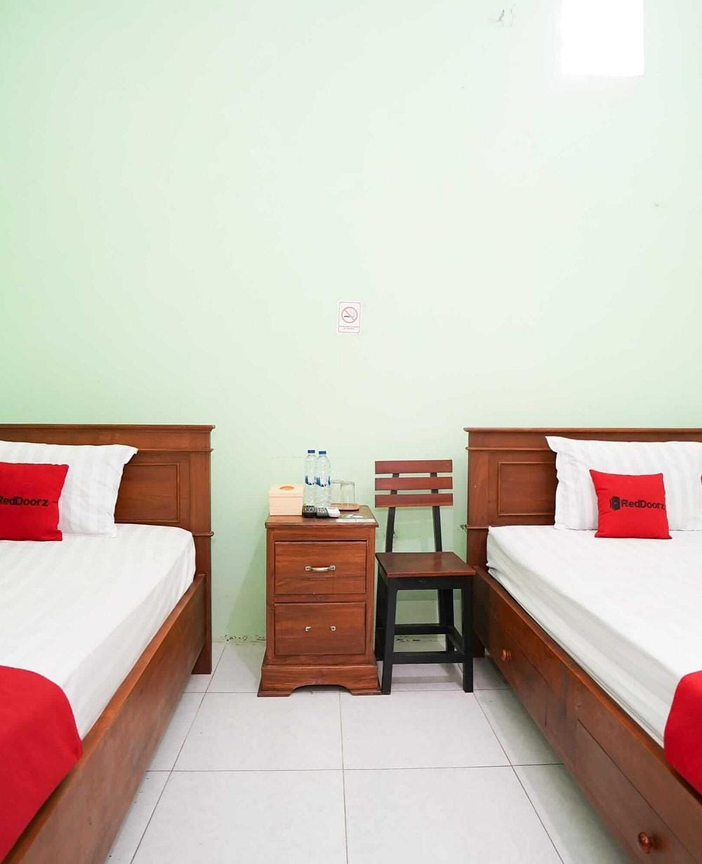RedDoorz Twin Room
