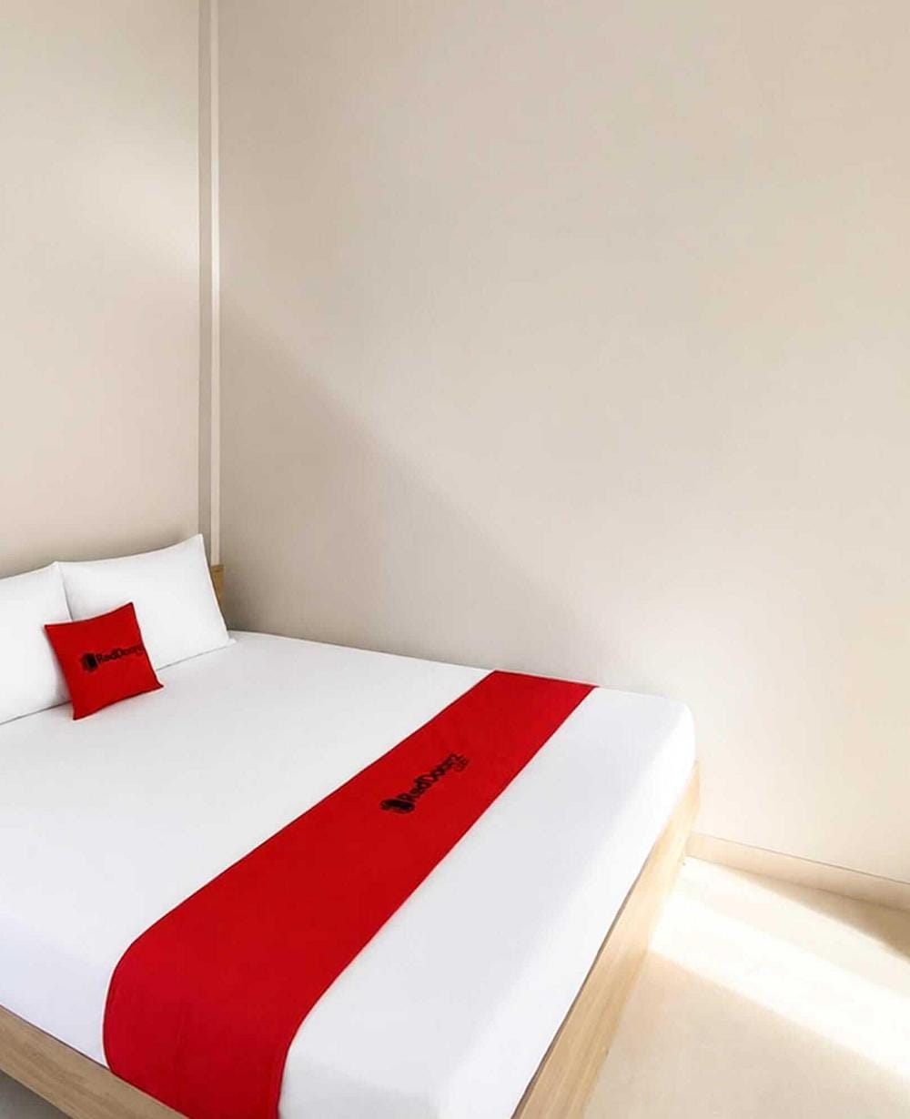 RedDoorz Deluxe Room