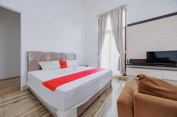 RedDoorz Premium near Stasiun Lenteng Agung
