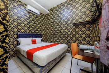 RedDoorz Plus near ITC Cempaka Mas 2
