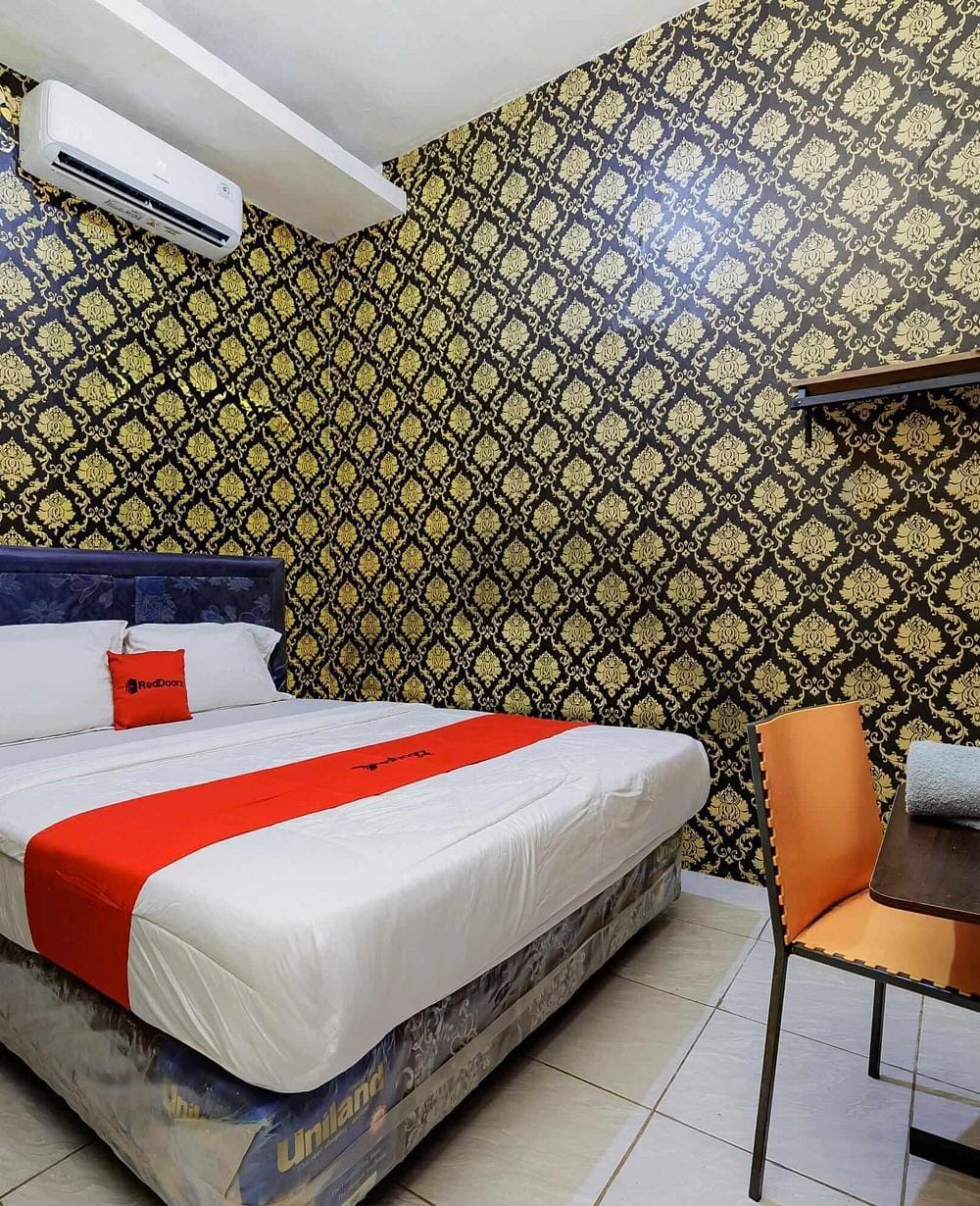 RedDoorz Room