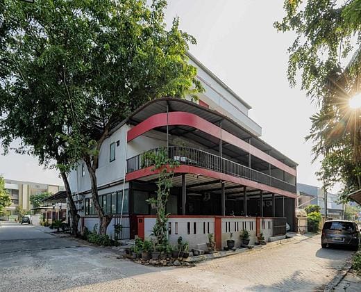RedDoorz Plus near ITC Cempaka Mas 2