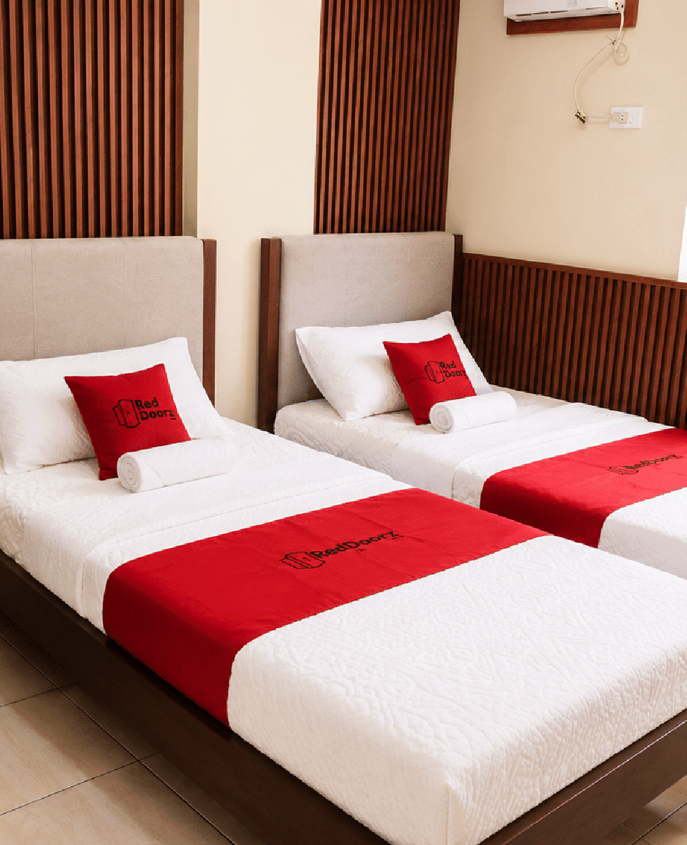 RedDoorz Twin Room