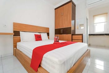 RedDoorz Plus near Palembang Square Mall
