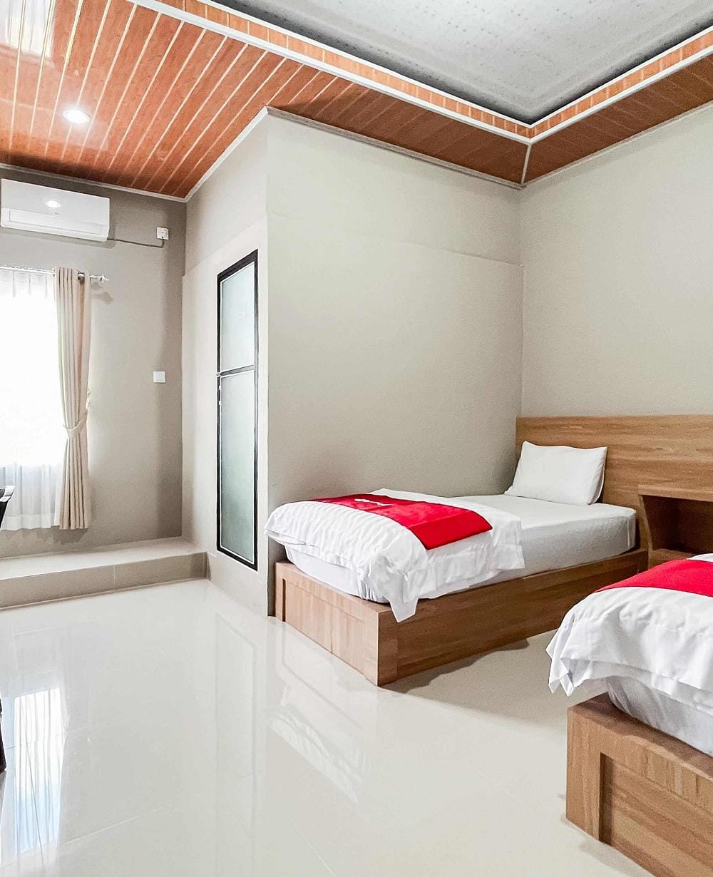 RedDoorz Twin Room
