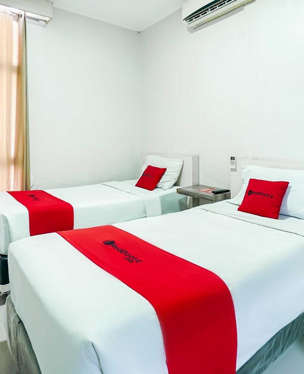 RedDoorz Twin Room