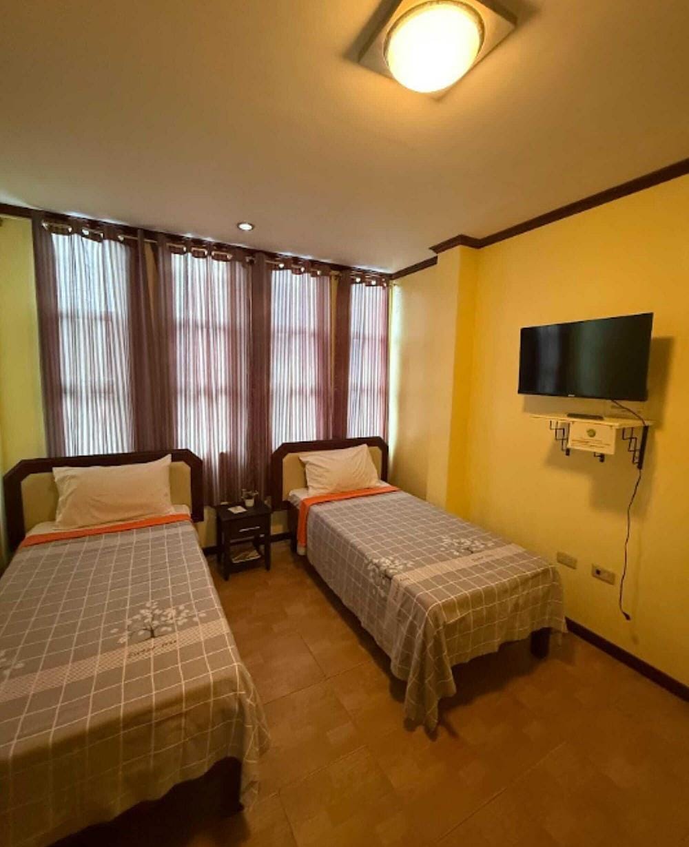 RedDoorz Twin Room
