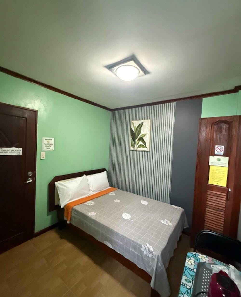 RedDoorz Standard Room