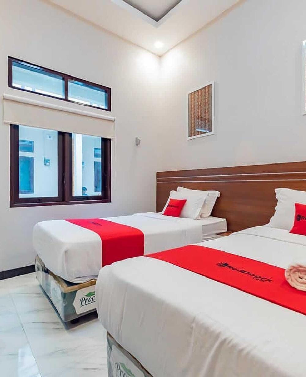 RedDoorz Twin Room