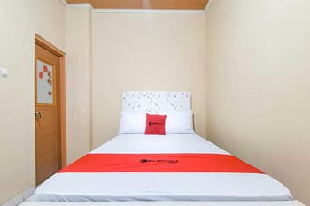 RedDoorz Near RS Sari Asih Karawaci
