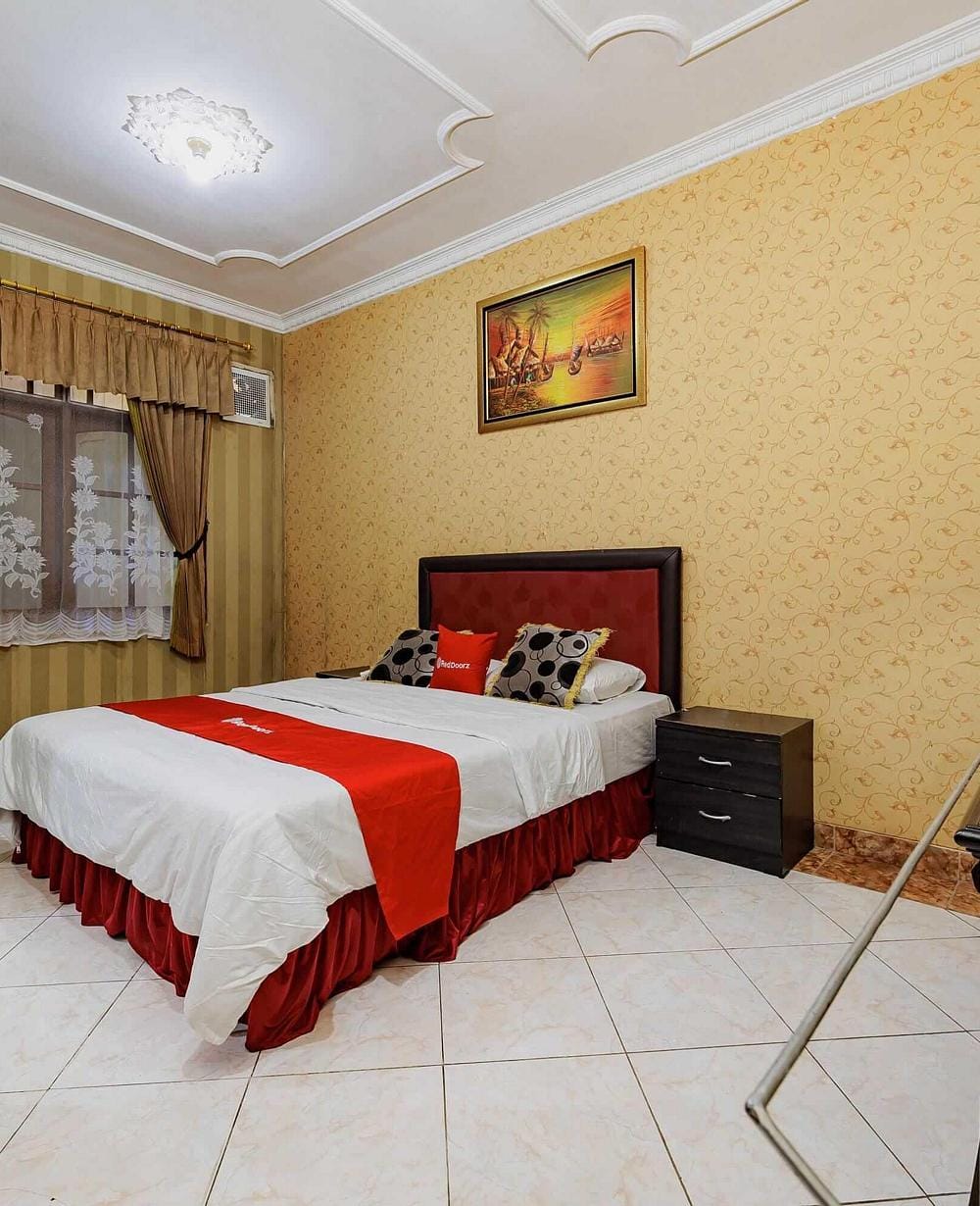 RedDoorz Superior Room