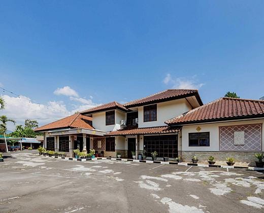 RedDoorz Plus @ Hotel Griya Sakinah Cisarua Puncak