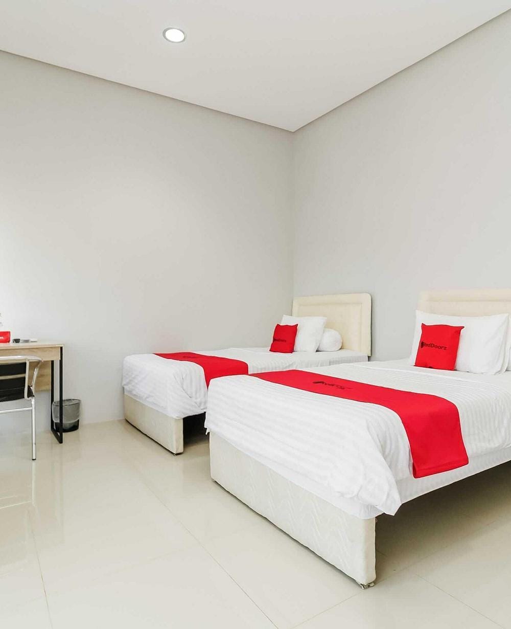 RedDoorz Deluxe Twin Room