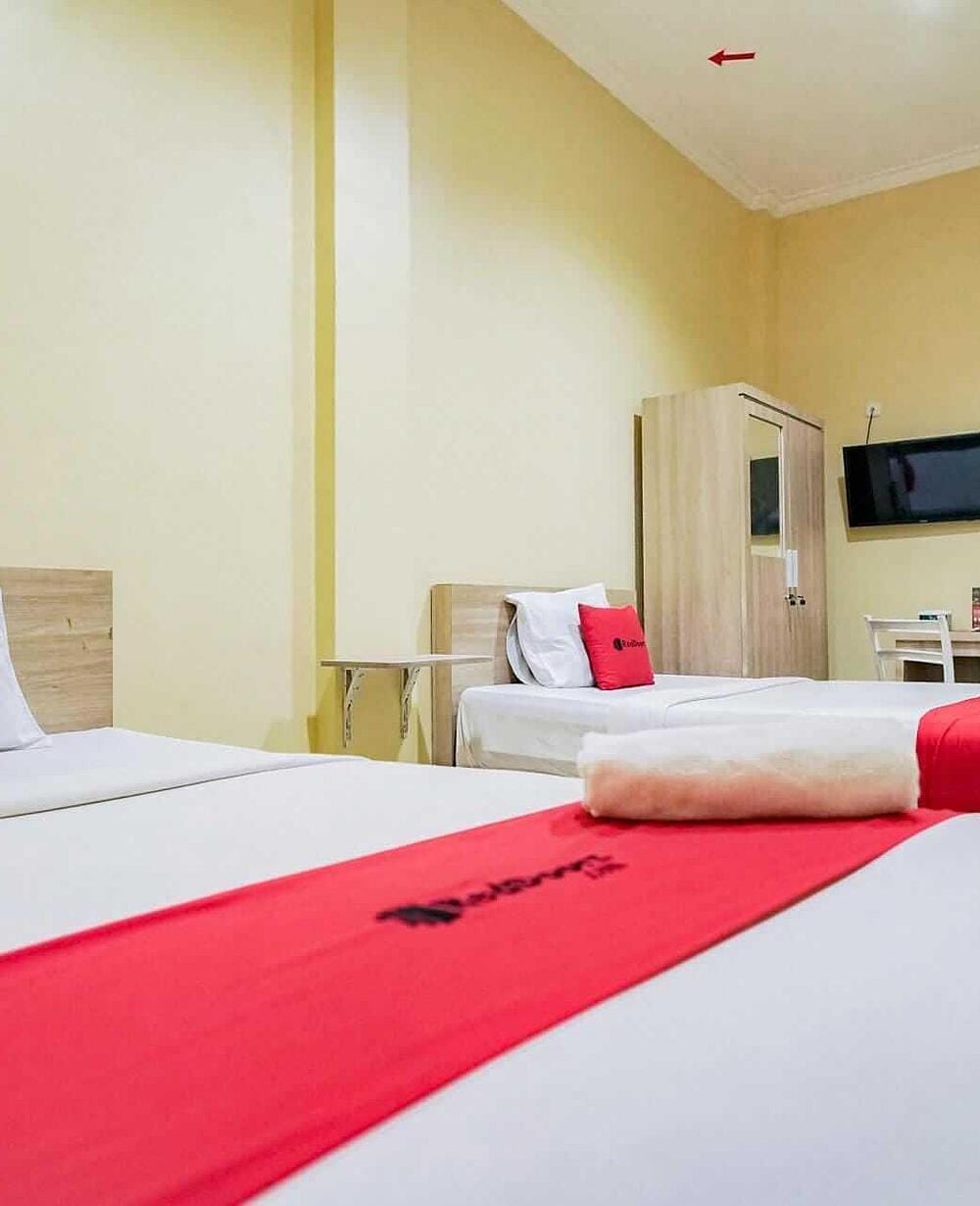 RedDoorz Deluxe Twin Room