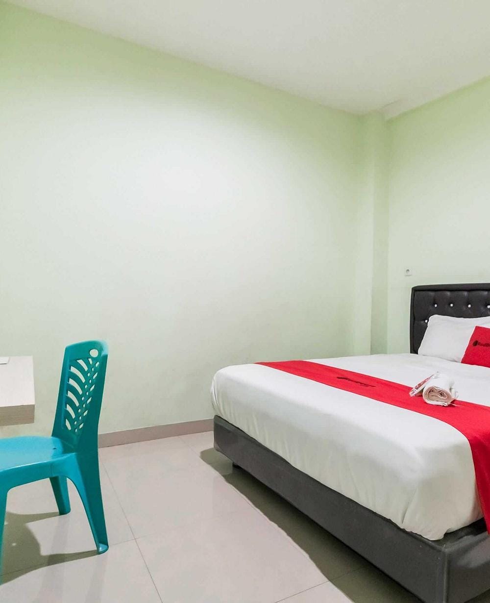 RedDoorz Superior Room