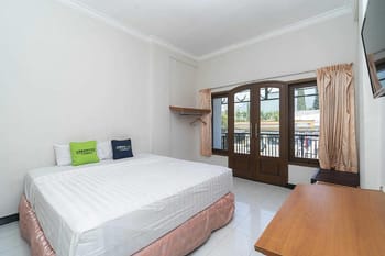 Urbanview Hotel Grand Palem near Alun Alun Batu