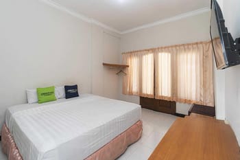 Urbanview Hotel Grand Palem near Alun Alun Batu