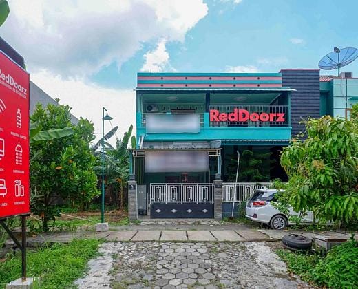 RedDoorz Syariah near RS Mitra Siaga