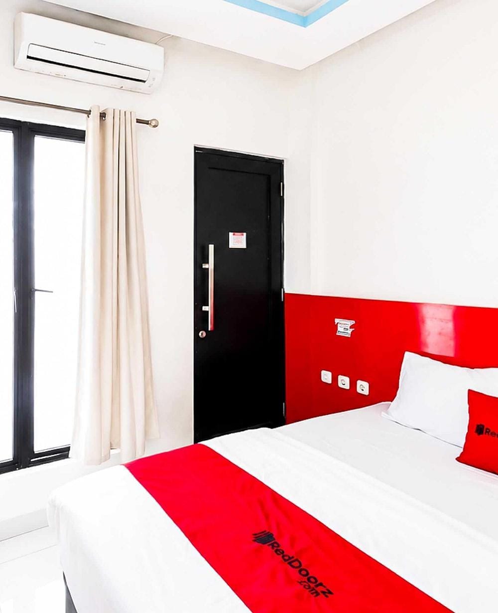 RedDoorz Deluxe Room