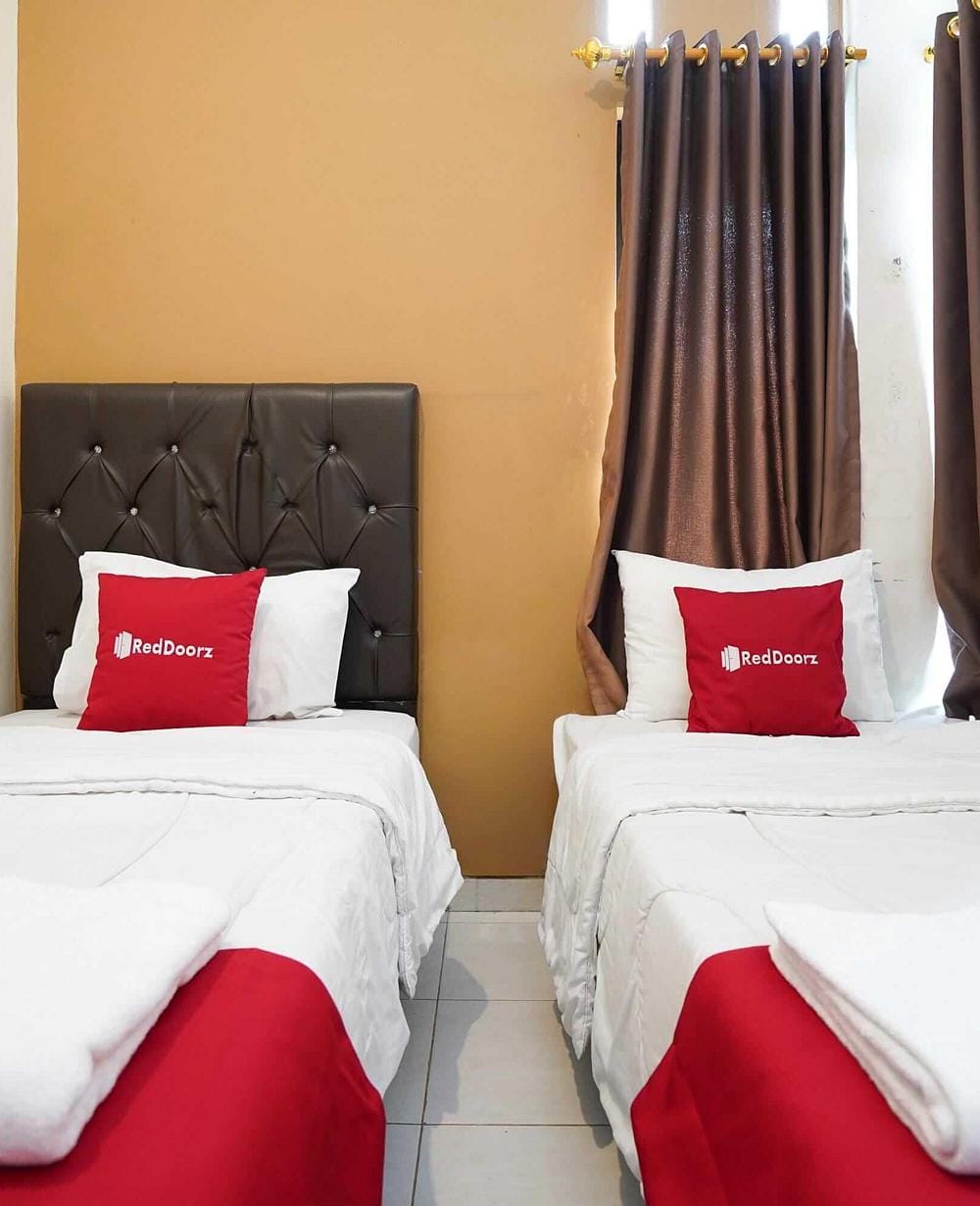 RedDoorz Twin Room