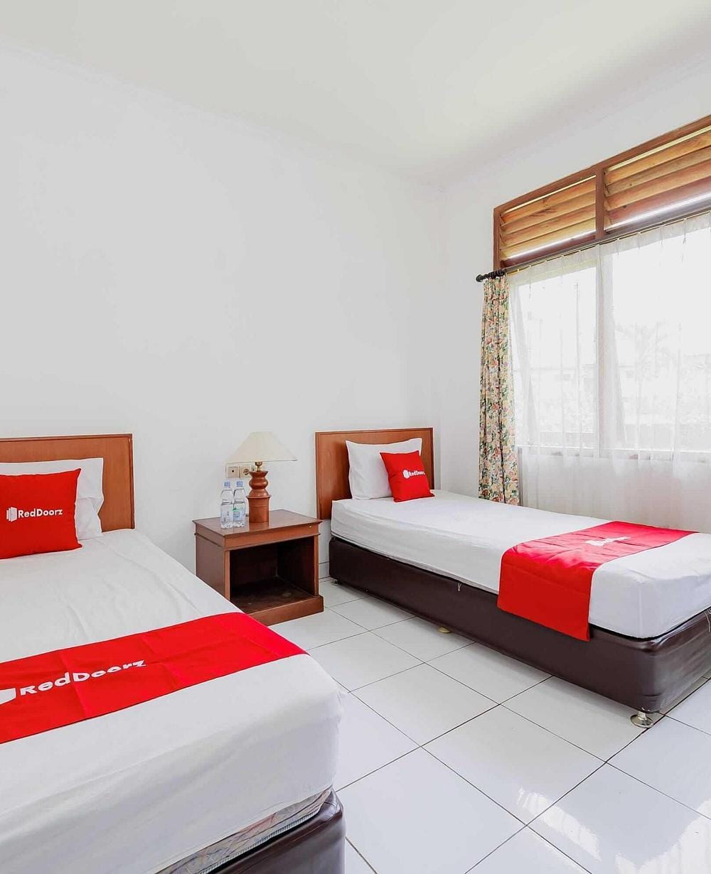 RedDoorz Deluxe Twin Room
