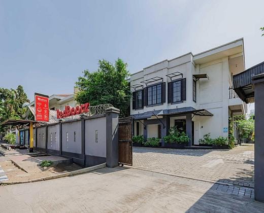 RedDoorz Plus near Mall Slipi Jaya
