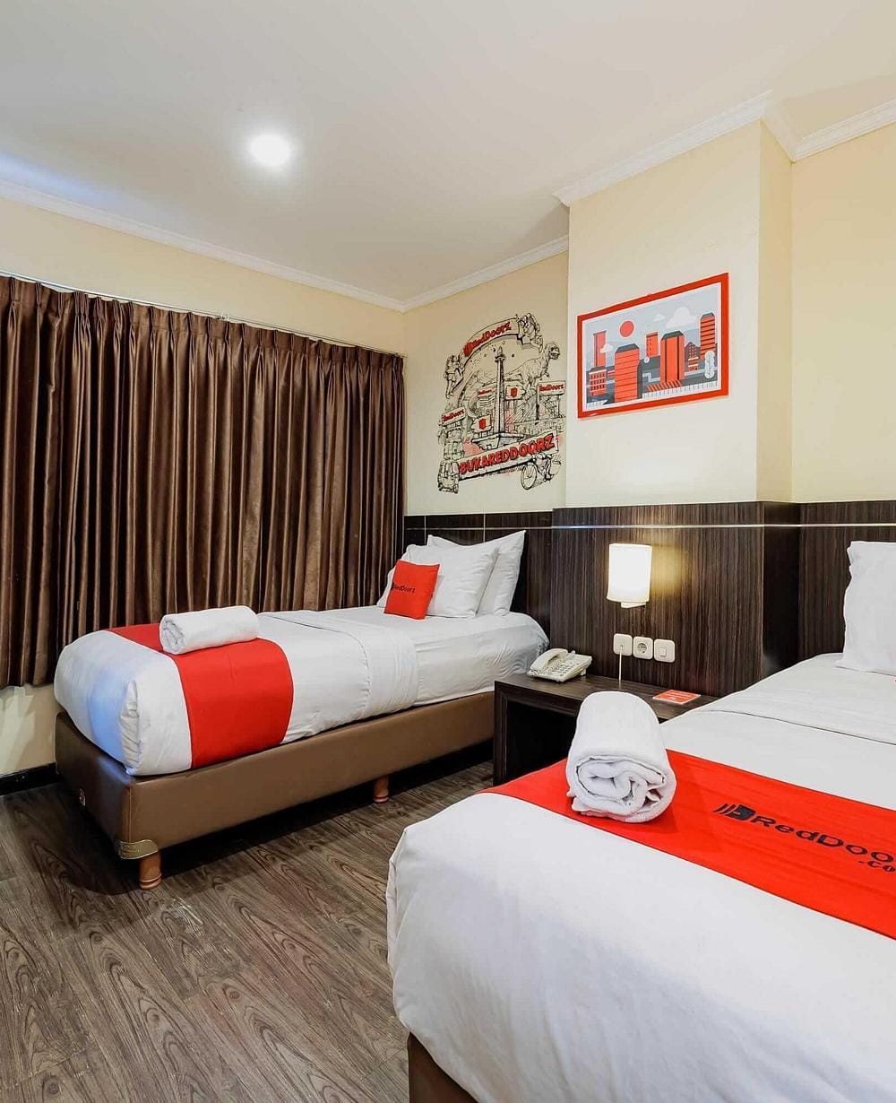 RedDoorz Twin Room