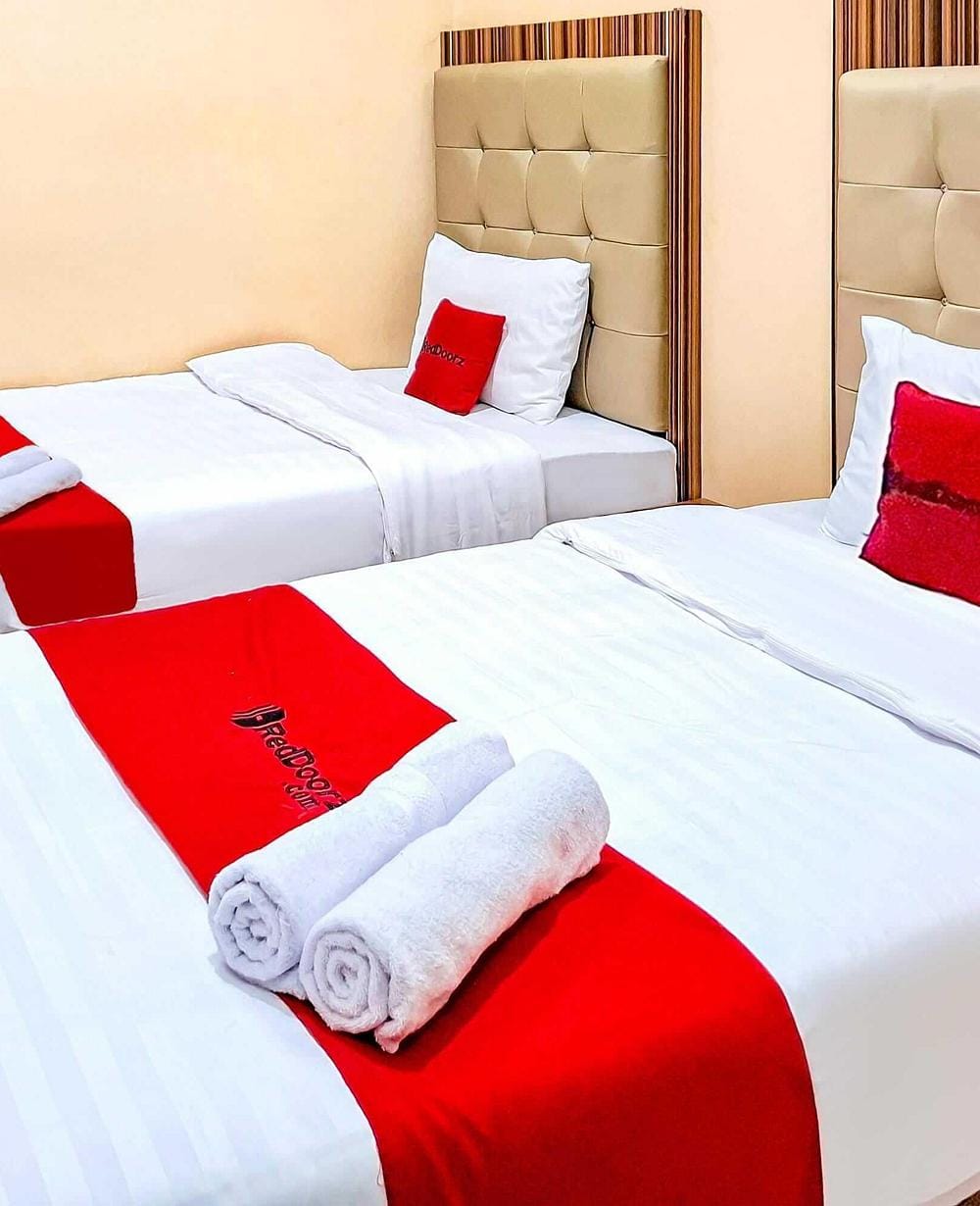 RedDoorz Twin Room