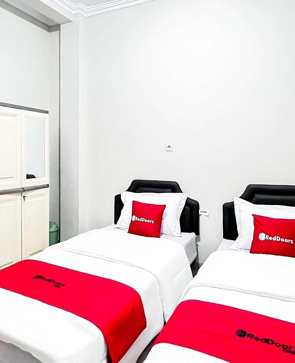 RedDoorz Twin Room