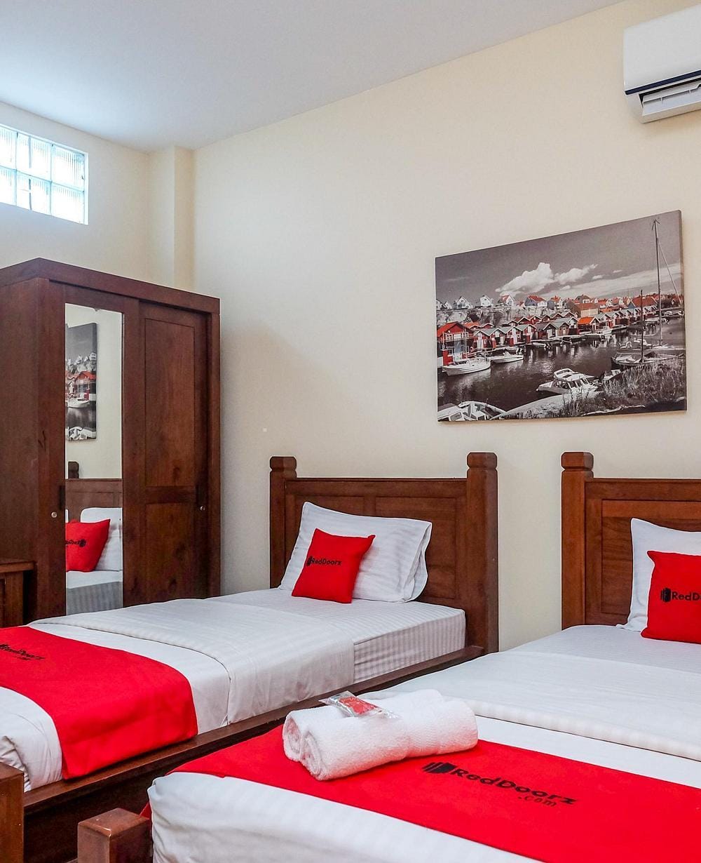 RedDoorz Twin Room