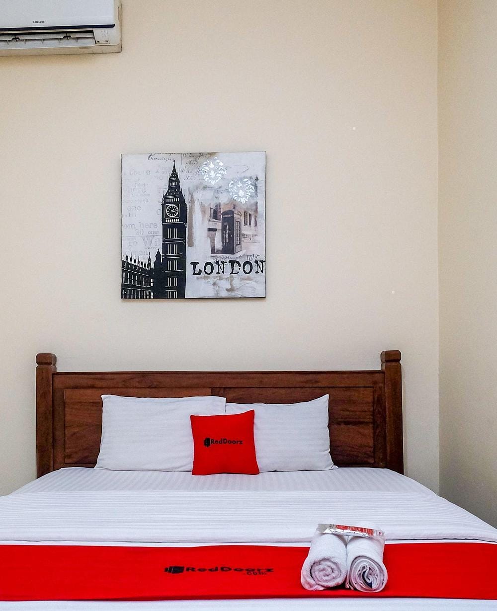 RedDoorz Deluxe Room