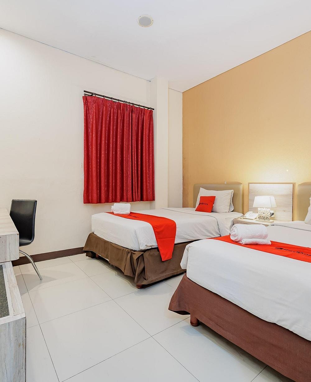 RedDoorz Twin Room