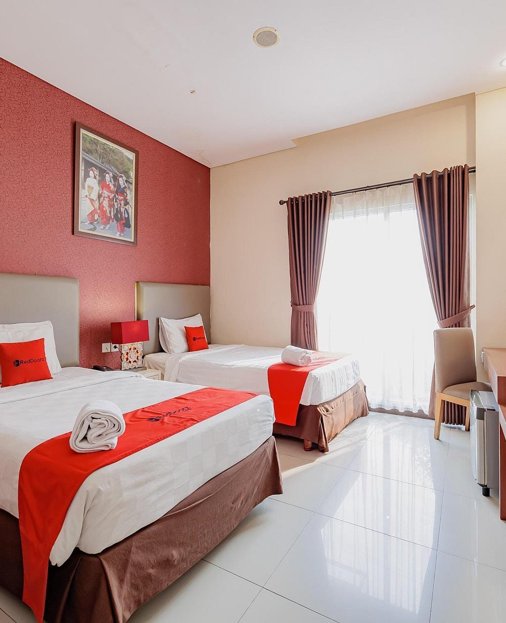 RedDoorz Deluxe Twin Room