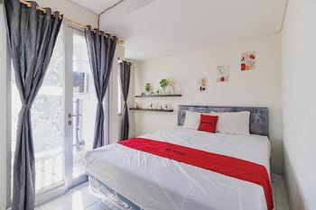 RedDoorz near Green Sedayu Mall
