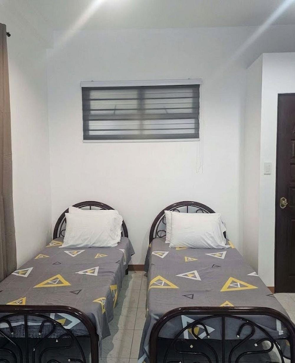 RedDoorz Deluxe Fan Room