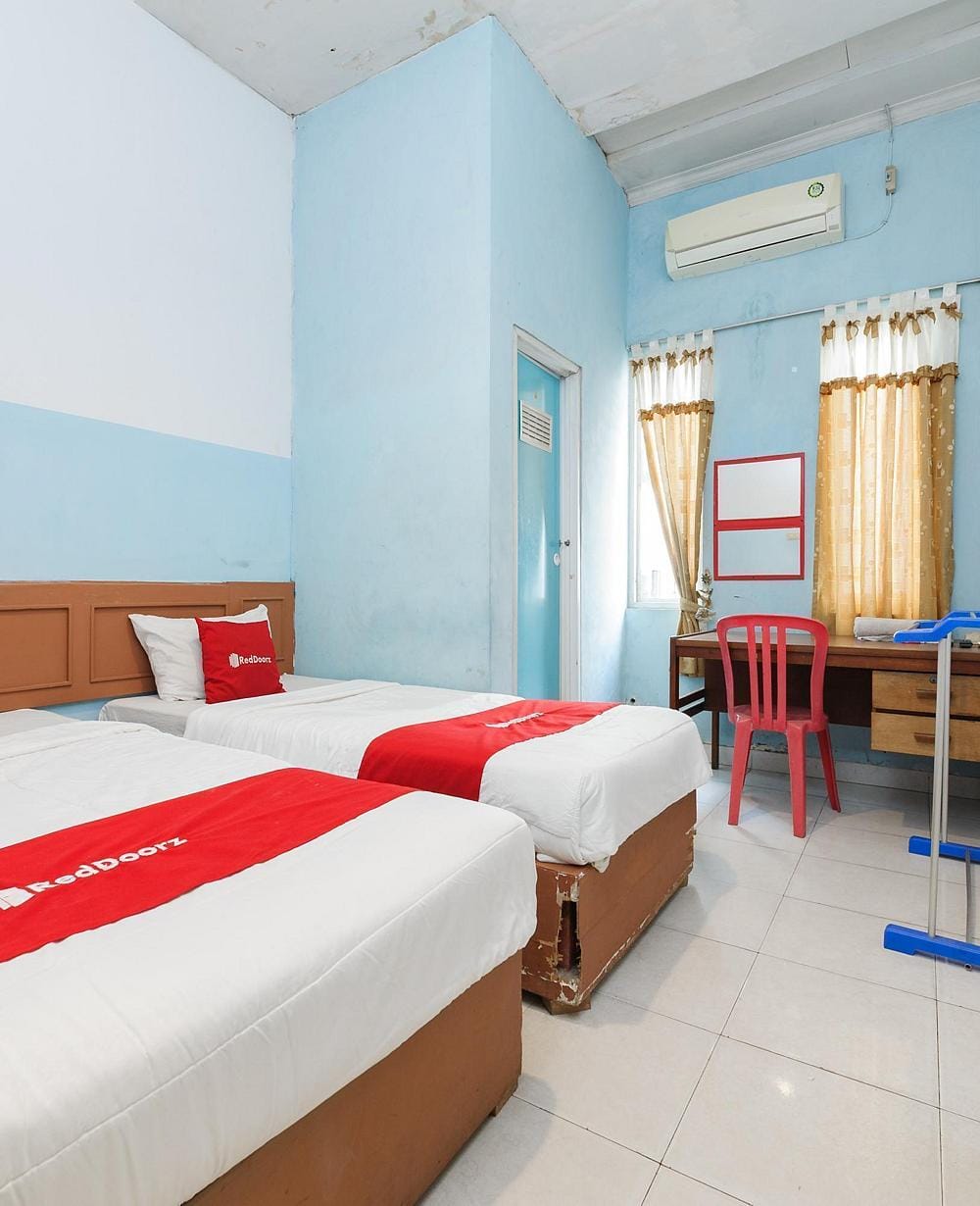 RedDoorz Twin Room