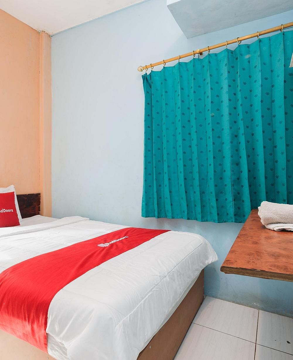 RedDoorz Single Room
