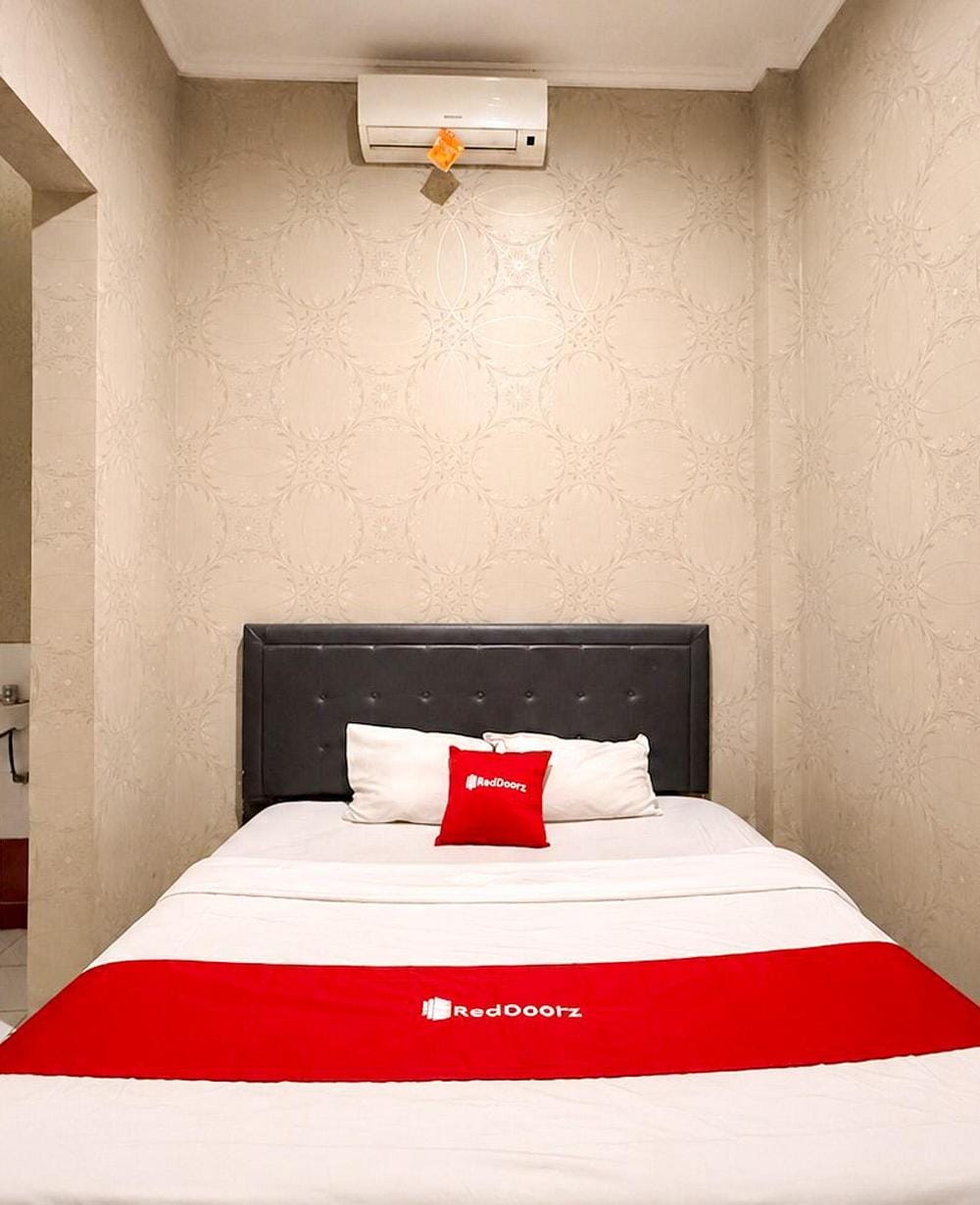 RedDoorz Superior Room