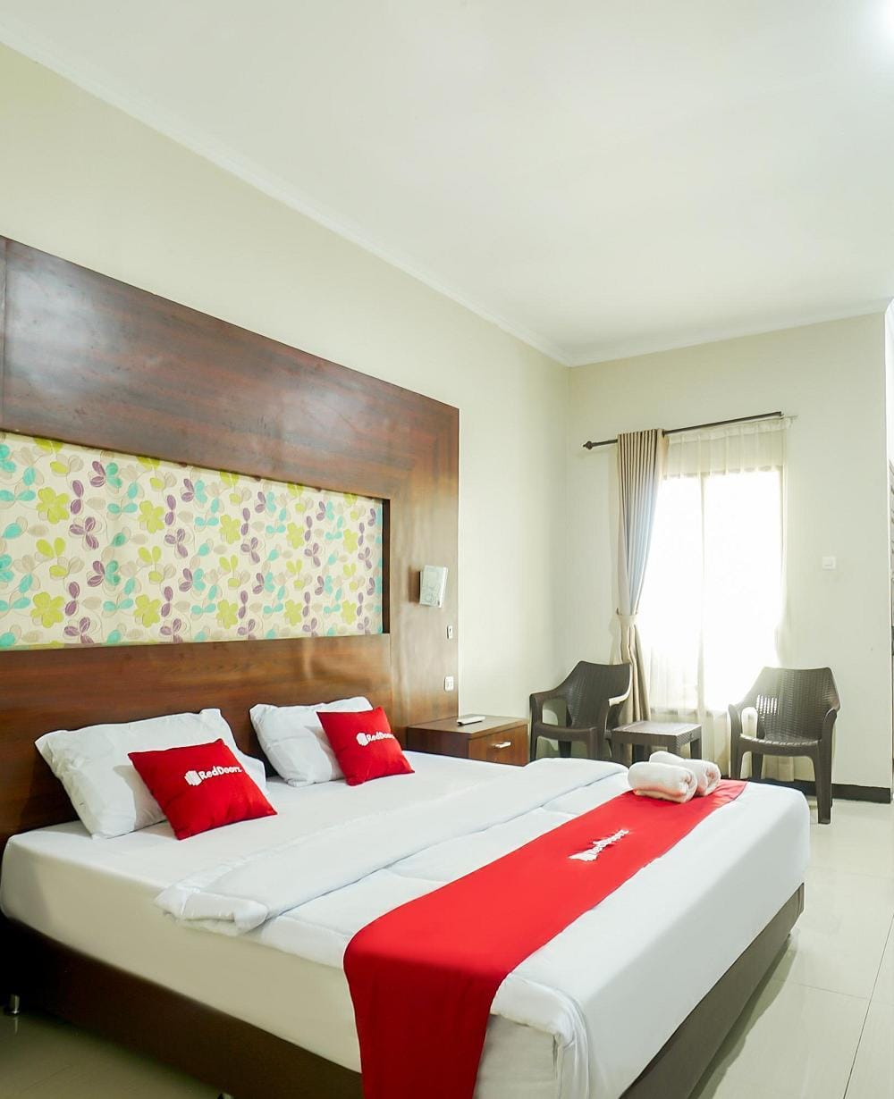 RedDoorz Superior Room